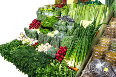 raflarda yeşillik ve sarımsak