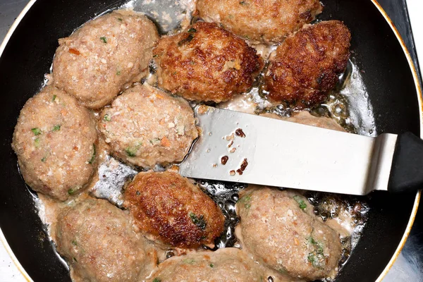 Schnitzels gebakken in een pan Rechtenvrije Stockafbeeldingen