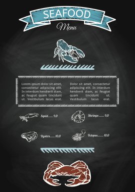 Kara tahta üzerinde deniz ürünleri kavramı. Balık şablonuyla fo siluetleri