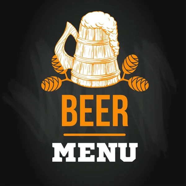 Logo del menu della birra o modello di emblema in stile schizzo disegnato a mano sulla lavagna con hop on chalkboard, illustrazione vettoriale con icona bevande artigianali — Vettoriale Stock