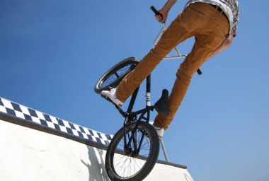 Odessa, Ukrayna 21 Ağustos 2015: Adam Bmx üzerinde deniz kıyısı gezintisi