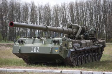 Mykolaiv, Ukrayna 27 Nisan 2016: Ukrayna Ordusu yeni topçu silah olduğunu gösterir