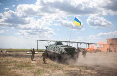 Mykolaiv, Ukrayna 21 Temmuz 2016: Ukrayna ordusu deniz meltemi 2016 uluslararası eğitimler katılmak. Eğitimleri sırasında askerler yer işletme yanı sıra uçak görev tamamlandı