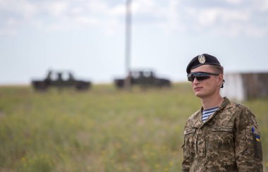 Mykolaiv, Ukrayna 21 Temmuz, 2016: Ukrayna ordusu deniz meltemi 2016 uluslararası eğitimler katılmak. Eğitimleri sırasında askerler yer işletme yanı sıra uçak görev tamamlandı