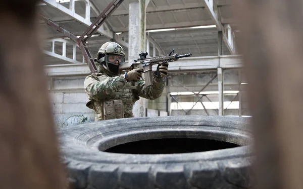 Kiev, Oekraïne Marth 19, 2016: Oekraïense soldaat op trainingskamp in de buurt van Kiev — Stockfoto