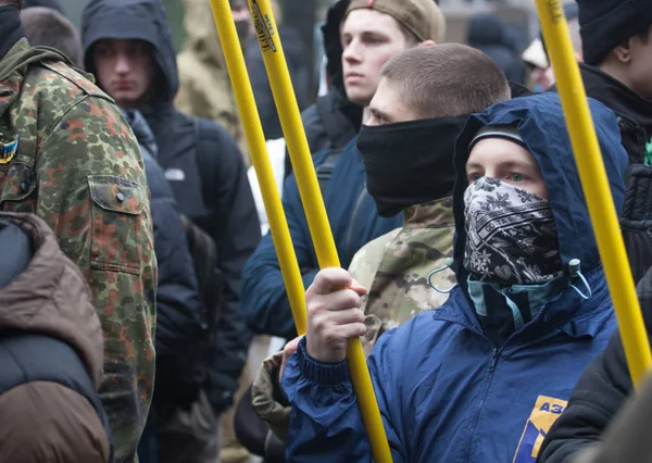 KYIV, Reino Unido 1 de marzo de 2016: Activistas radicales moviendo las calles de Kiev con la policía durante el mitin — Foto de Stock