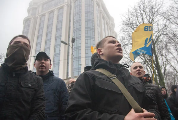Κίεβο, Ουκρανία Marth 1, 2016: Ριζοσπάστες ακτιβιστές που κινούνται στους δρόμους του Κιέβου με την αστυνομία κατά τη διάρκεια του ράλι — Φωτογραφία Αρχείου