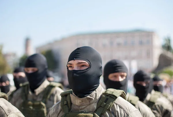KYIV UCRANIA 8 DE ABRIL DE 2016: Oficiales de policía participan en la celebración de 1 año de creación de la unidad de Policía Nacional en Ucrania —  Fotos de Stock