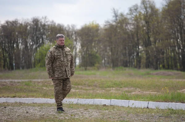 MYKOLAIV, UCRANIA 27 DE ABRIL DE 2016: Presidente de Ucrania Petro Poroshenko en la base de la Guardia Nacional —  Fotos de Stock