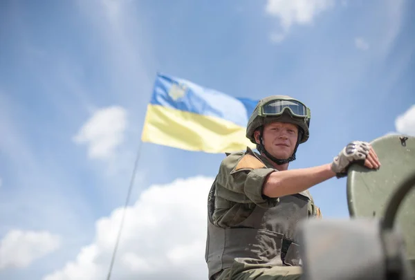 MYKOLAIV, UCRANIA 21 DE JULIO DE 2016: Ejército ucraniano participa en entrenamientos internacionales Sea Breeze 2016. Durante los entrenamientos, los soldados completaron misiones aéreas así como operaciones en tierra. —  Fotos de Stock