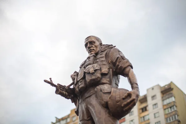 QUIIV, UCRÂNIA JULHO 10, 2016: Primeiro monumento para homenagear soldados voluntários da Ucrânia revelado em Kiev — Fotografia de Stock