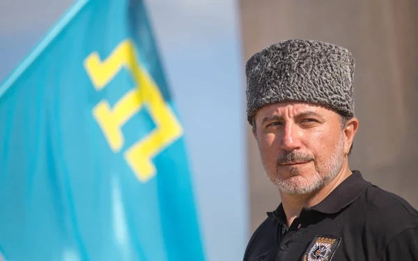 Chonhar, Ουκρανία 18 Ιουλίου 2016: επικεφαλής του Τάγματος πολιτοφυλακής «Asker» Lenur Islyamov στέκεται κοντά στα σύνορα Ουκρανίας-Κριμαία — Φωτογραφία Αρχείου