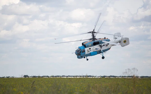 МИКОЛАЕВ, Украина 21 июля 2016 года: Украинская армия участвует в международных тренировках "Морской бриз-2016". Во время учений военнослужащие выполняли авиационные миссии, а также наземные операции — стоковое фото