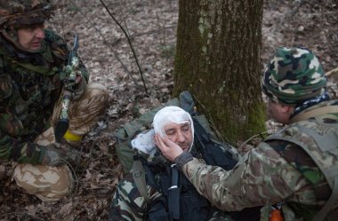 Kiev, Ukrayna Marth 26, 2016: Ukrayna asker eylem sırasında yedek Kiev eğitim alır.
