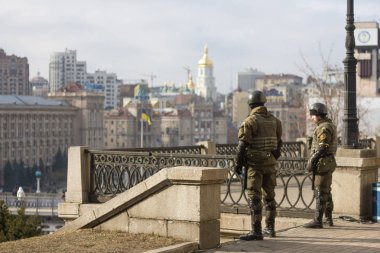 Kiev, Ukrayna Marth 20, 2016: Kiev Maidan Nezalezhnosti meydanında bölge devriye Ulusal Muhafız askerleri