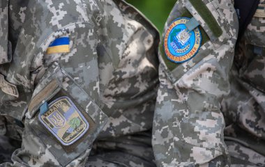 Kiev, Ukrayna 15 Haziran, 2016: eğitim Bankası Kiev'de ordu yamalar ile Ukraynalı askerler
