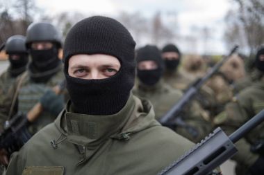 Kiev, Ukrayna Marth 18, 2016: Ukraynalı askerler Ulusal Muhafız tabanda ayakta.