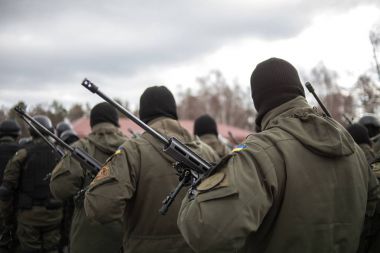 Kiev, Ukrayna Marth 18, 2016: Ukraynalı askerler Ulusal Muhafız tabanda ayakta.