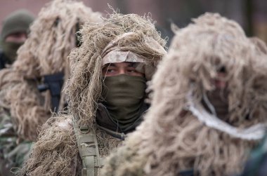 Kiev, Ukrayna Marth 18, 2016: Ukraynalı askerler Ulusal Muhafız tabanda ayakta.