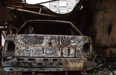 MARIUPOL, UKRAINE 25 HAZİRAN: Bir havan topu tarafından tahrip edilen araba