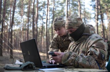 Kiev, Ukrayna Marth 26, 2016: Ukrayna izlerken laptop askerler.