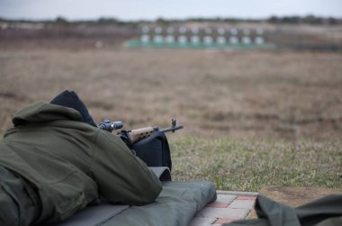 Kiev, Ukrayna Marth 18, 2016: Ulusal Muhafız tabanında pratik Ukraynalı keskin nişancı