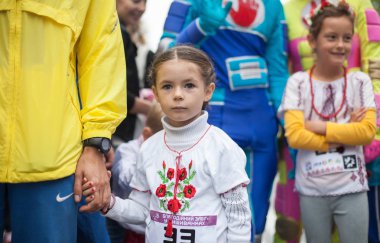 Kiev, Ukrayna 24 Ağustos 2016: Genç kız katılmak çalışma maraton