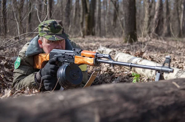 KYIV, UKRAINE MARTH 26, 2016 : Un soldat ukrainien passe à l'action lors d'un entraînement de réservistes près de Kiev — Photo