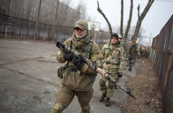 KYIV, UCRANIA 26 de marzo de 2016: Soldado ucraniano toma medidas durante el entrenamiento de reservistas cerca de Kiev —  Fotos de Stock