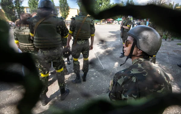 KYIV, UCRANIA 15 JUNIO 2016: Soldados ucranianos con parches del ejército en la base de entrenamiento de Kiev —  Fotos de Stock