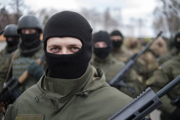 КИЕВ, Украина 18 марта 2016 года: Украинские солдаты стоят на базе Национальной гвардии — стоковое фото