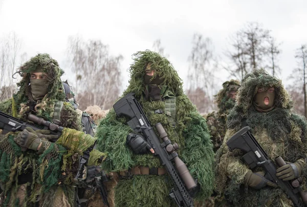 KYIV, UKRAINE MARTH 18, 2016 : Des soldats ukrainiens se tiennent à la base de la Garde nationale — Photo