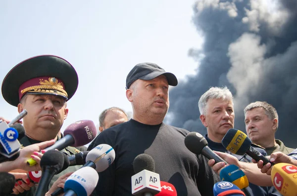 9 Ιουνίου 2015 Κίεβο, Ουκρανία: Snbo Γραμματέας Oleksandr Turchynov με τον υπουργό της άμυνας της Ουκρανίας Στεπάν Poltorak δίνεται συνέντευξη στον τύπο — Φωτογραφία Αρχείου