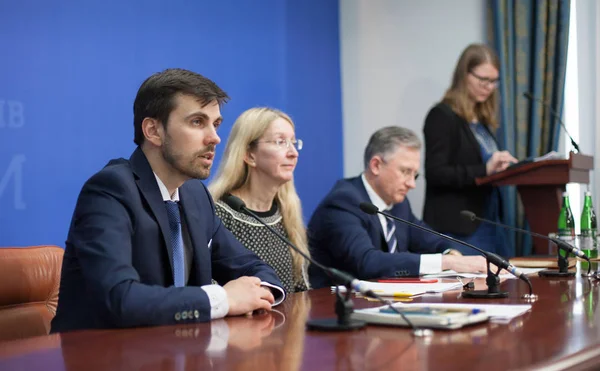 Kiev, Ukraina Marth 16, 2017: Hälsominister Ukraina Ulana Suprun och hennes ersättare Pavlo Covtonuk och Roman Ilyk håller presskonferens — Stockfoto