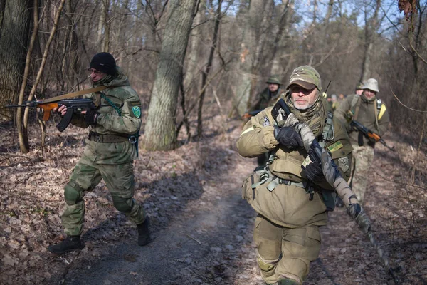 KYIV, UKRAINE MARTH 26, 2016 : Des soldats ukrainiens patrouillent le territoire — Photo