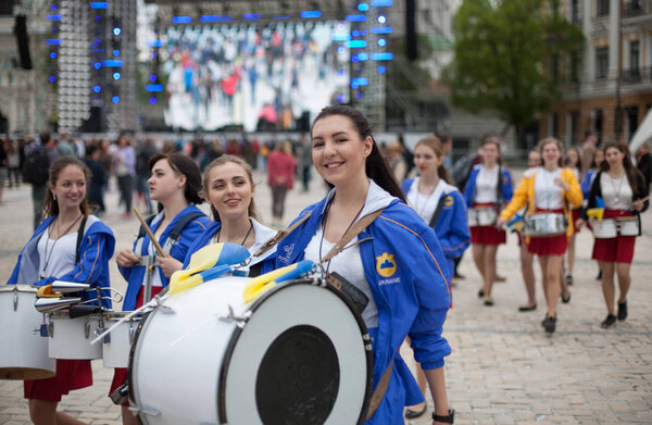 КИЕВ, УКРАИНА 1 мая 2017 года: На Софиевской площади открылась фан-зона "Евровидение-2017"
