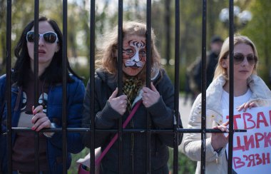 Kiev, Ukrayna 15 Nisan 2017: Eylemciler yüzlerce Ukraynalı sirklerde kullanımında hayvanlar karşı 