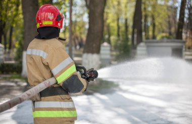 Kiev, Ukrayna 2 Mayıs 2017: itfaiye işçisi Kiev Merkezi eğitimleri sırasında