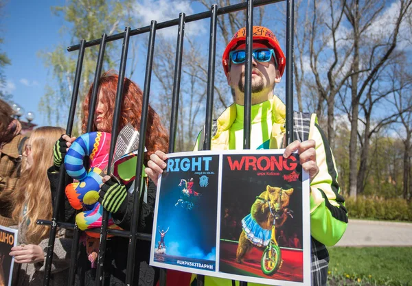 KYIV, UKRAINE APRIL 15, 2017: Hundreds of activists took part on rally called "Circus without animals" against animals usage in Ukrainian circuses — Stock Photo, Image