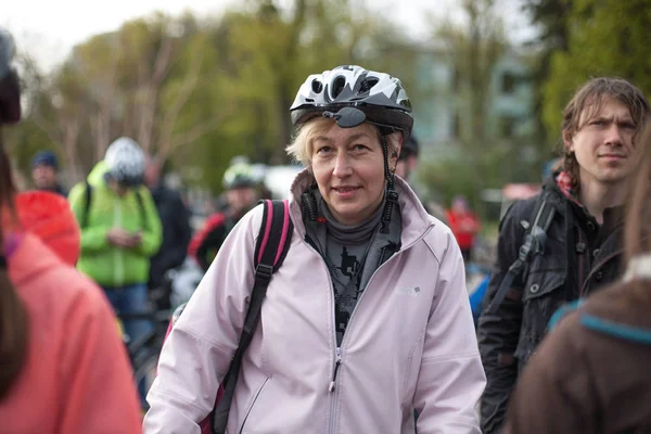 КИЕВ, Украина 12 мая 2017 года: Женщина в защитном шлеме во время встречи любителей велосипедов в Киеве — стоковое фото