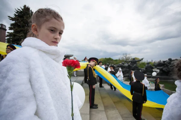 KYIV, UKRAINE MAY 9, 2016: Children commemorate victims of World War II — Stock Photo, Image