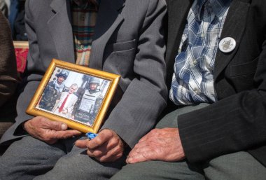 Chonhar, Ukrayna 20 Ağustos 2016: Kırım Tatarları insanlar toplanan ralli Kırım sınırı yakınında