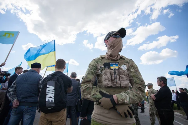 ЧОНХАР, УКРАИНА 20 августа 2016 года: крымские татары собрались на митинг у границы с Крымом — стоковое фото