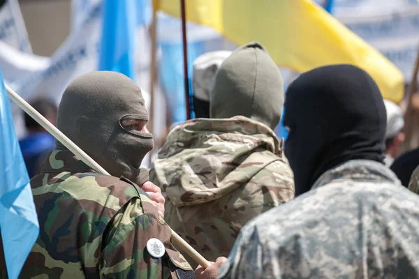 ЧОНХАР, УКРАИНА 20 августа 2016 года: крымские татары собрались на митинг у границы с Крымом Стоковое Изображение