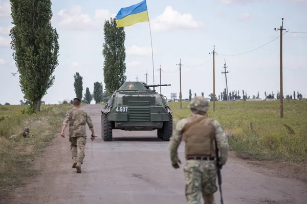 ОДЕССА, Украина 21 июля 2016 года: Украинские солдаты патрулируют территорию — стоковое фото