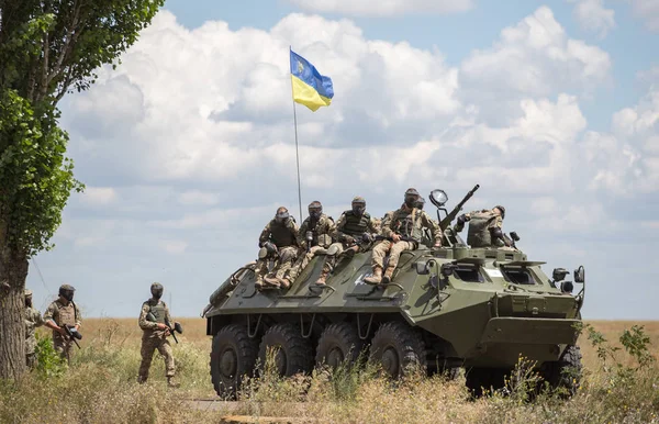 Odessa, Ukraina den 21 juli 2016: Ukraina soldater patrullerar territorium — Stockfoto