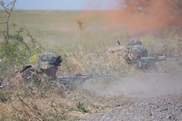 ОДЕССА, Украина 21 июля 2016 года: Украинские солдаты патрулируют территорию Лицензионные Стоковые Изображения