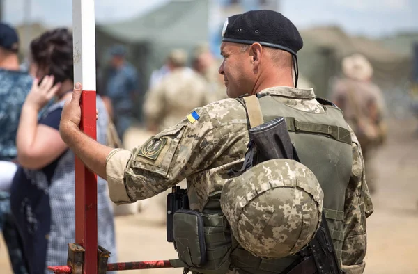 ОДЕССА, Украина 21 июля 2016 года: Украинские солдаты патрулируют территорию Стоковое Изображение