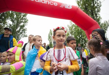 Kiev, Ukrayna 24 Ağustos 2016: Çocuk ve gençler katılma çalışma maraton