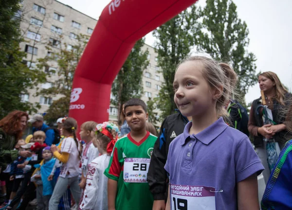 КИЕВ, УКРАИНА 24 августа 2016 года: Дети и молодежь участвуют в беговом марафоне — стоковое фото